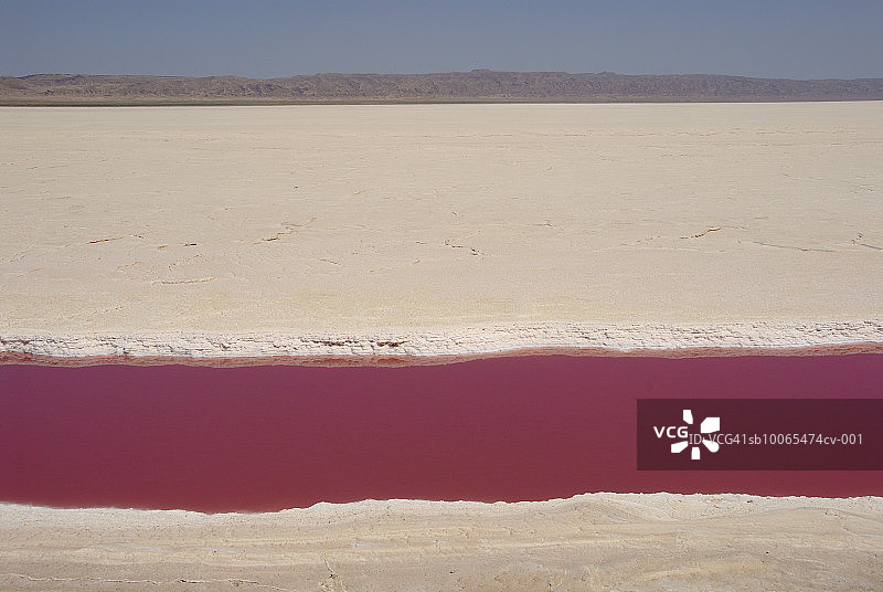 突尼斯杰里德盐湖红色水流图片素材