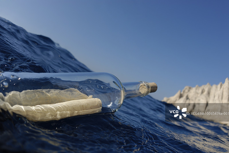 漂浮在海中的装有信息的瓶子特写图片素材