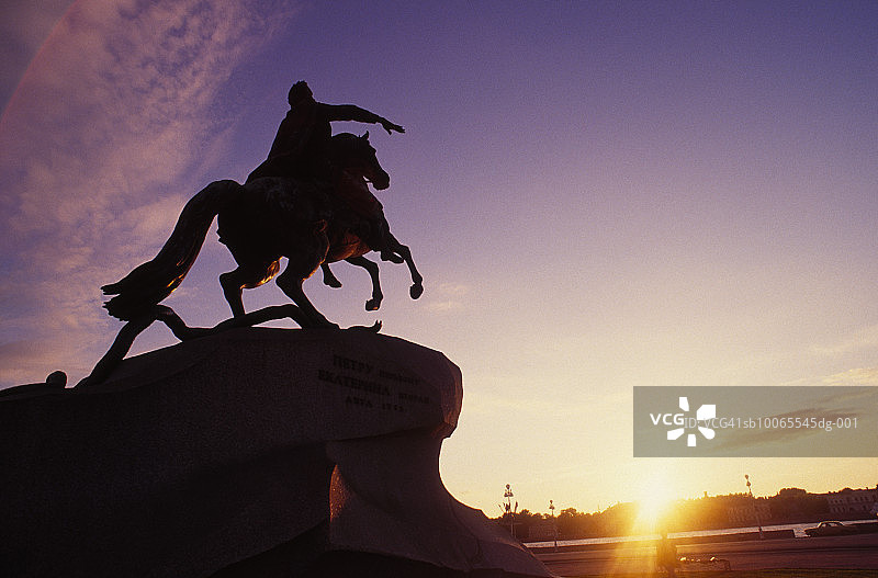 俄罗斯圣彼得堡：日落时分的青铜骑士像，低角度拍摄图片素材