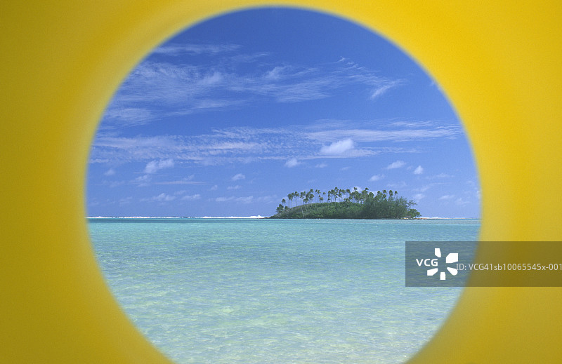 透过沙滩玩具看小岛景色图片素材