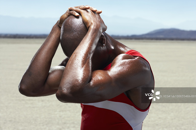 男人双手抱头特写图片素材