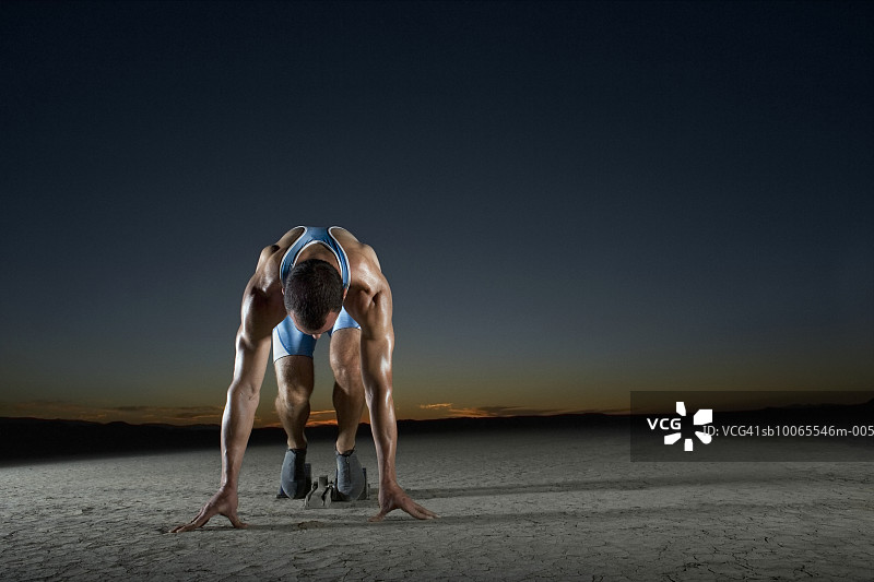 黄昏时站在起跑线上的运动员图片素材