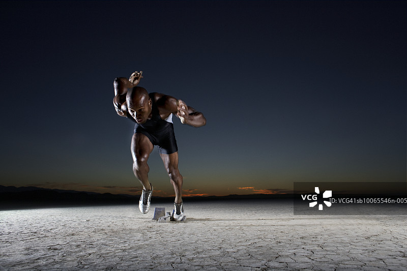 黄昏时从起跑线起跑的运动员图片素材