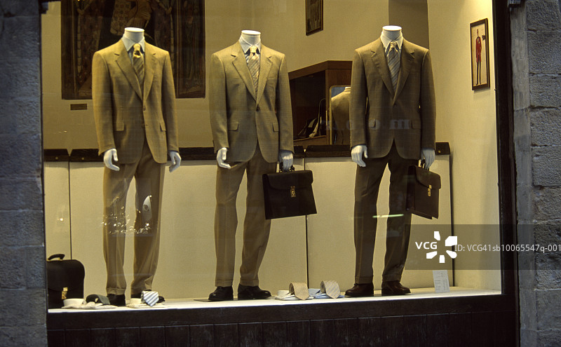 户外商店里人体模型上的衣服图片素材