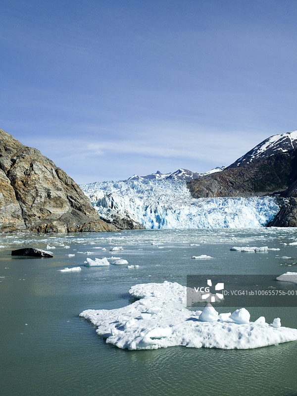 冰川前的漂浮冰山图片素材
