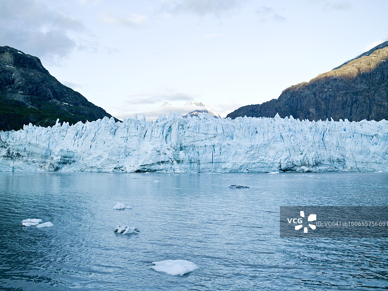 山间海洋上的巨型冰川景观图片素材