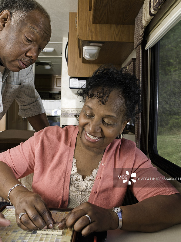 老年夫妇在房车里玩拼字游戏图片素材