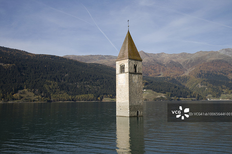 意大利瓦尔韦诺斯塔马莱斯库隆湖中央的教堂塔楼图片素材