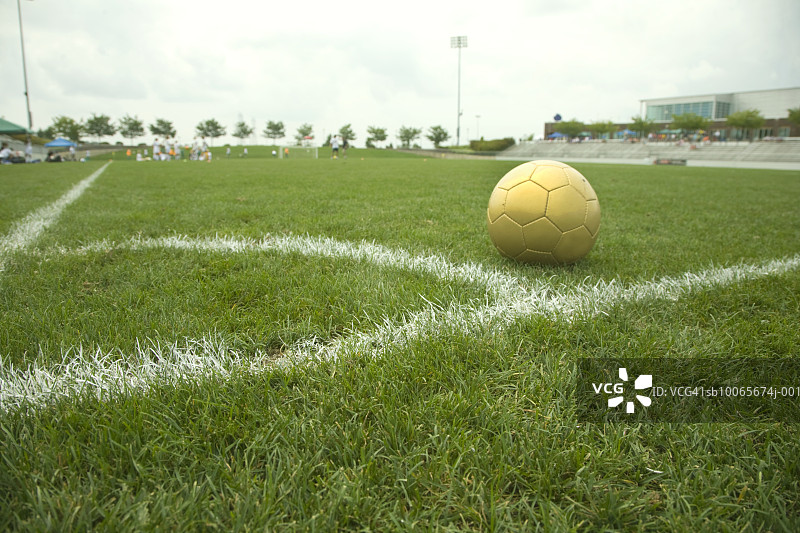 足球场上角标旁的足球图片素材