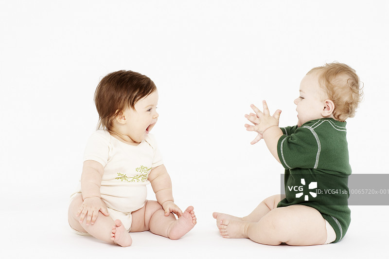 正在大笑的女婴（6-9个月），男婴拍手图片素材