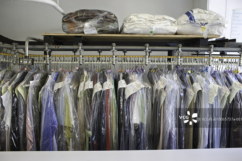 移动式传送带上的干洗服务图片素材