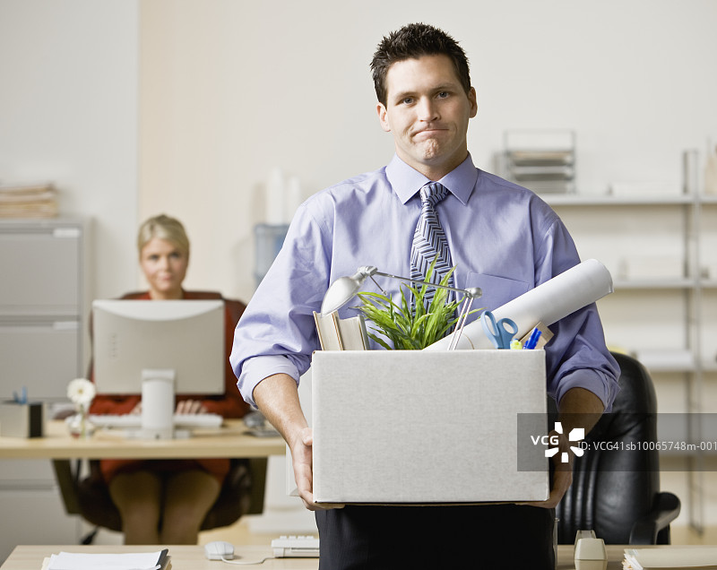 抱着箱子的上班族图片素材