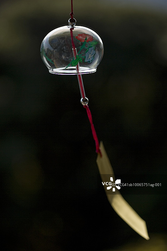 特写：悬挂着的日式风铃图片素材