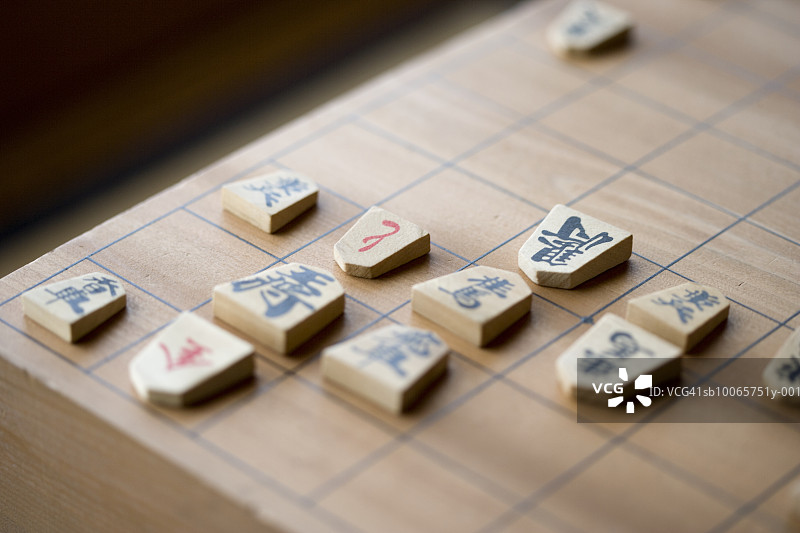 将棋棋盘上棋子的特写图片素材