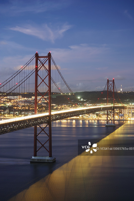 葡萄牙里斯本4月25日大桥（长曝光）图片素材