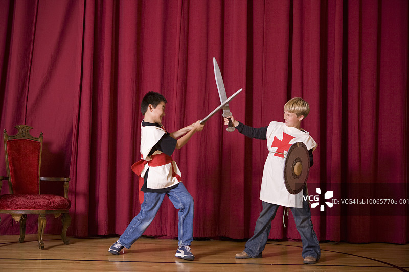 舞台上扮演骑士的男孩图片素材