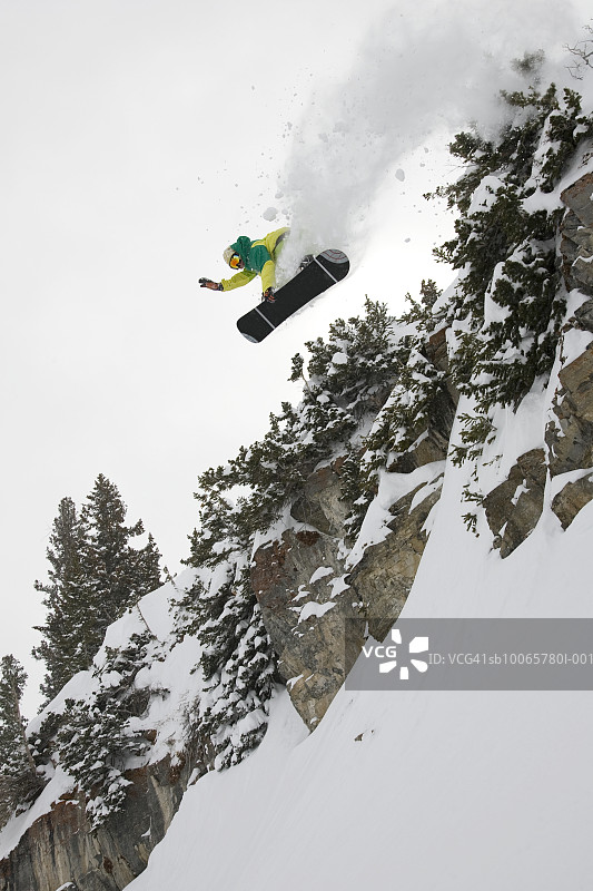 滑雪者跳过悬崖图片素材