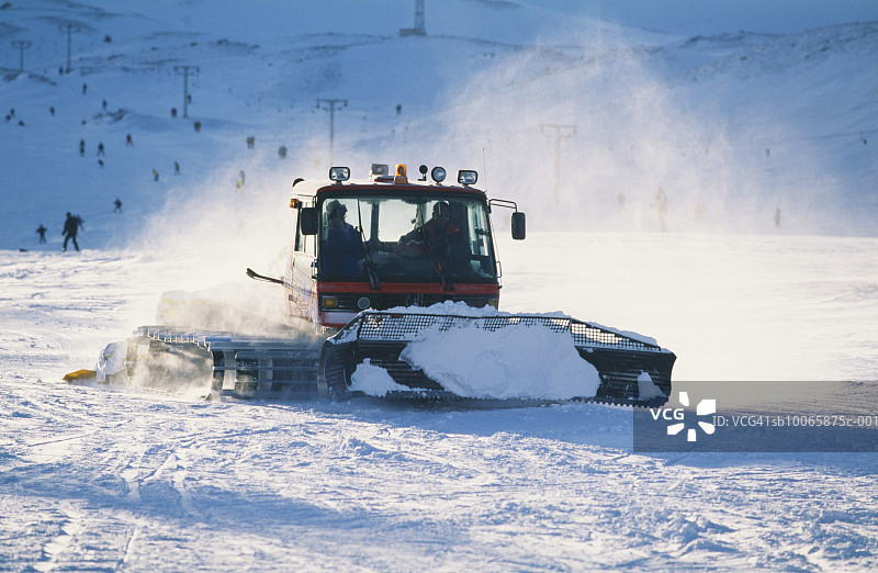 扫雪机平整滑雪道图片素材