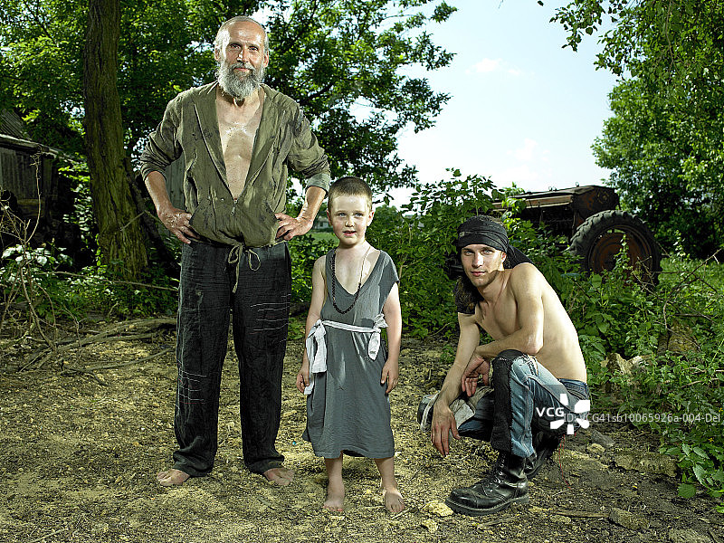 农场里和爷爷、父亲在一起微笑的男孩（2-3岁）肖像图片素材