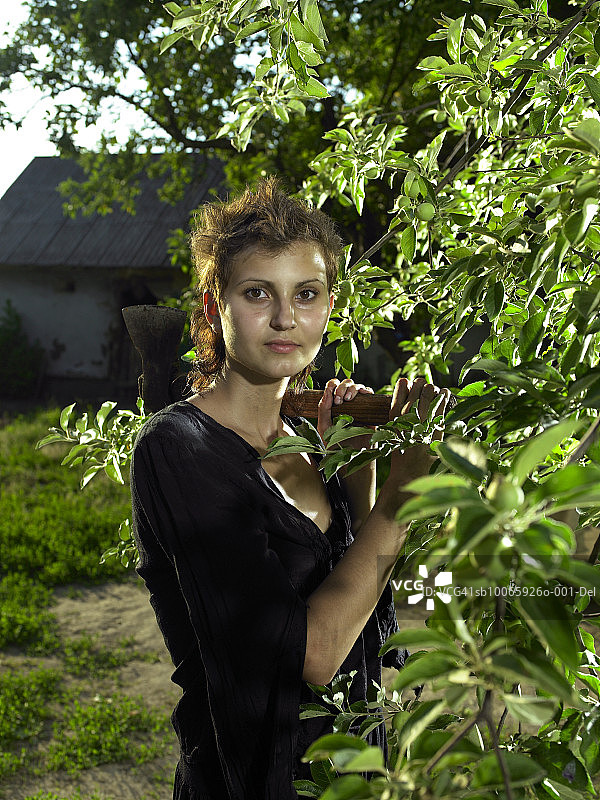 站在农场里的少女（16-17岁）肖像图片素材
