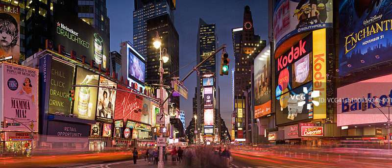 黄昏时分时代广场的交通（模糊运动）图片素材