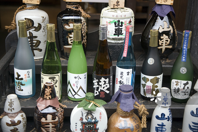台阶上的清酒瓶合集图片素材