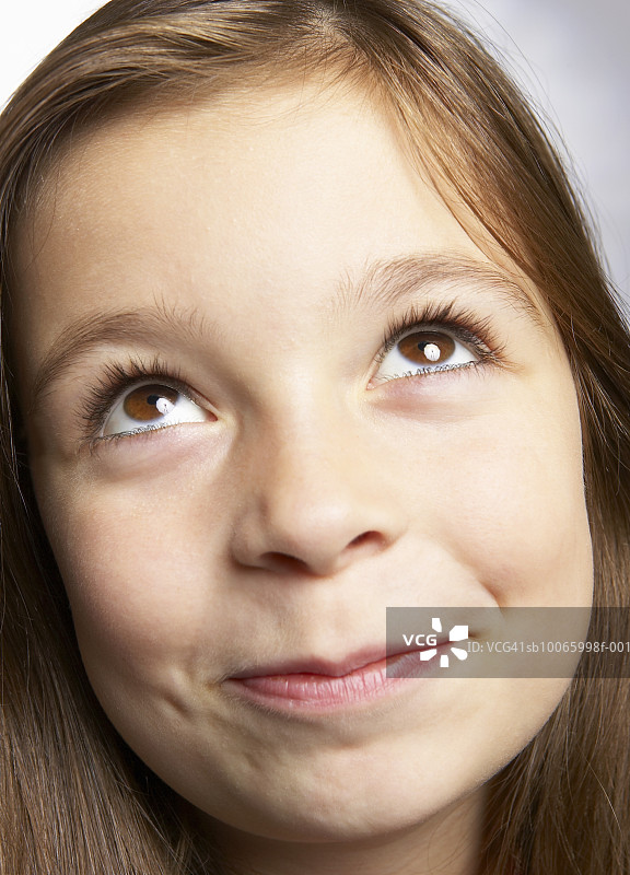 翻白眼的女孩特写（6-7岁）图片素材