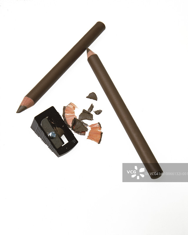棕色化妆铅笔和卷笔刀图片素材