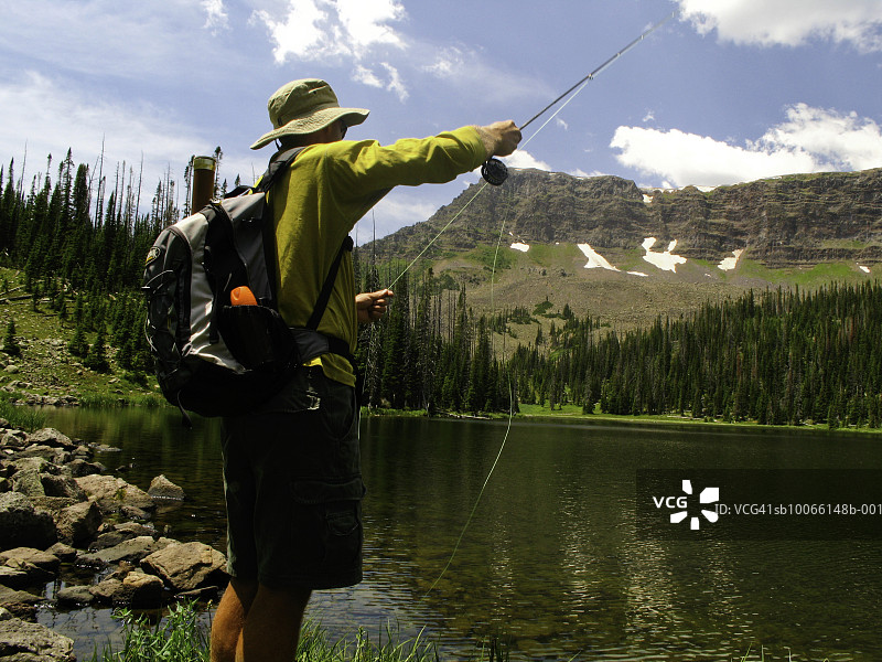 美国科罗拉多州平顶荒野：男子飞蝇钓鱼图片素材
