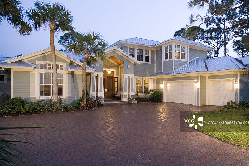 日落时分现代住宅的正面图片素材