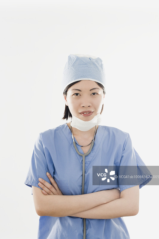 戴听诊器和口罩的女医生微笑特写图片素材