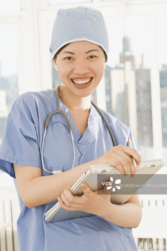 女医生手持写字板微笑特写图片素材