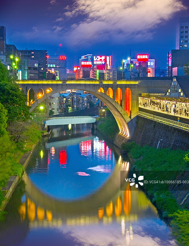 日本东京汤岛区圣桥和JR御茶水站，位于神田河畔，秋叶原电器街天际线图片素材