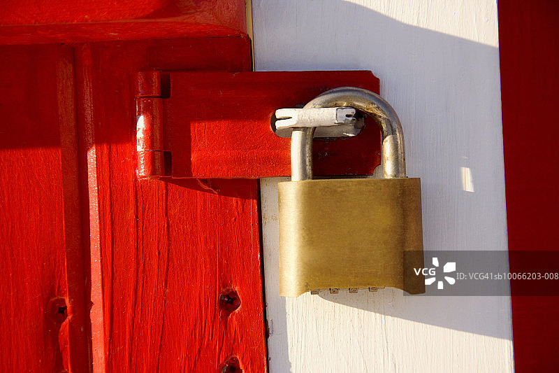 红色门上的挂锁特写图片素材