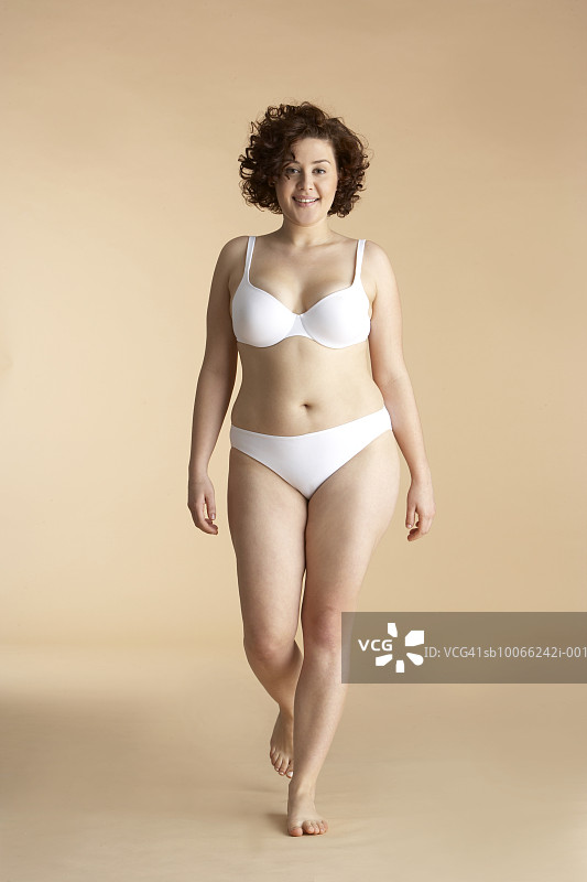 穿内衣的年轻女人肖像图片素材