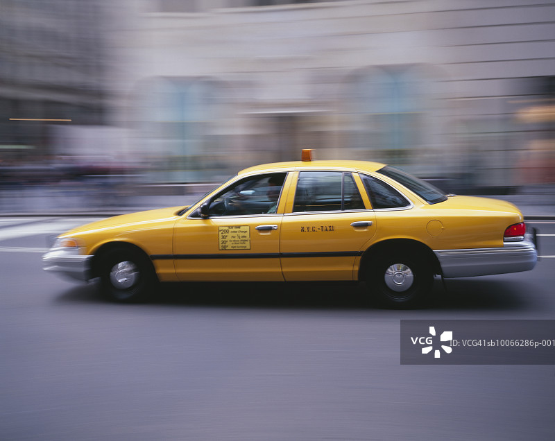 美国纽约行驶中的黄色出租车图片素材