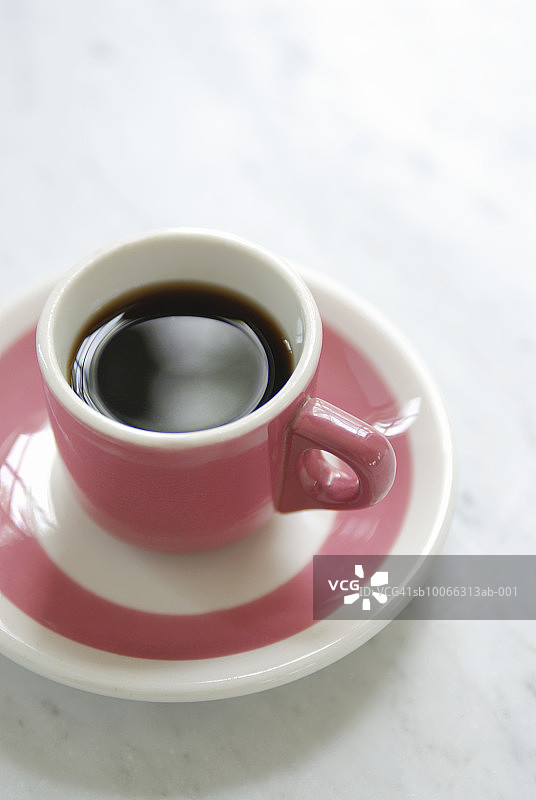 桌面上的咖啡杯俯视图图片素材