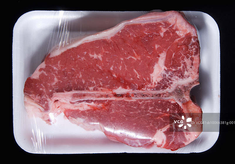 聚苯乙烯托盘上的T骨牛排图片素材