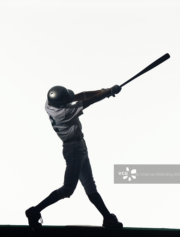棒球击球手挥棒的侧面剪影图片素材