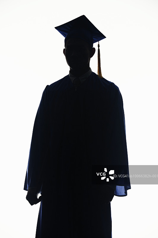穿着毕业礼服和戴毕业帽的男子轮廓特写，白色背景图片素材