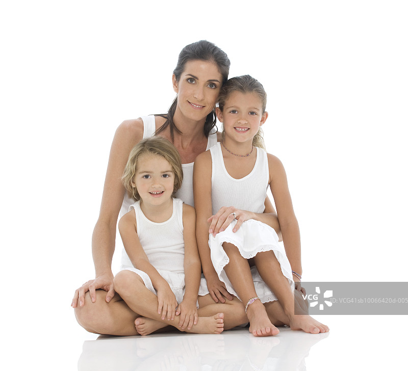 母亲和两个女儿（6-7岁）的肖像图片素材