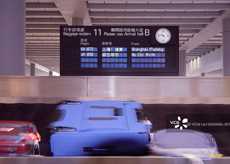 中国香港赤鱲角国际机场行李传送带上的行李箱图片素材