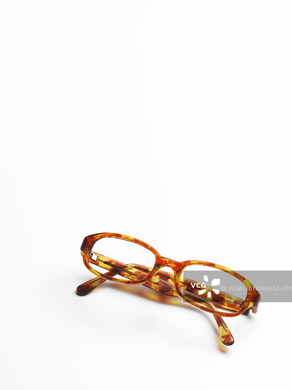 白色背景上的玳瑁眼镜图片素材