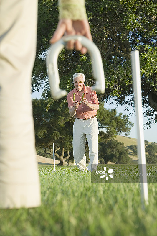 成熟男人玩掷马蹄铁游戏图片素材