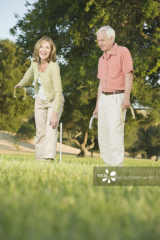 中年夫妇玩掷马蹄铁游戏图片素材