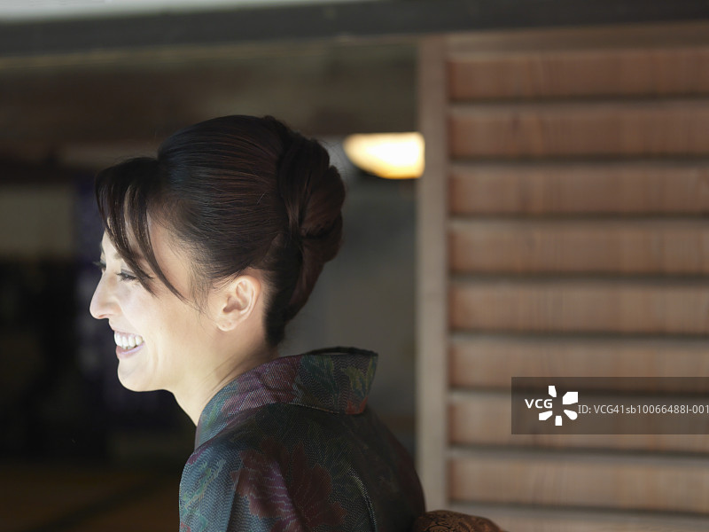 在寺庙外微笑的女人图片素材
