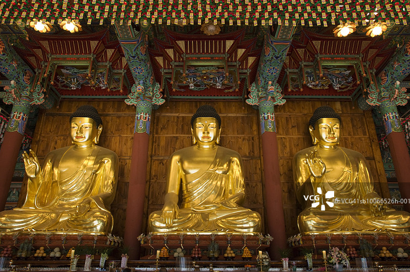 韩国首尔曹溪寺中的三尊佛像图片素材