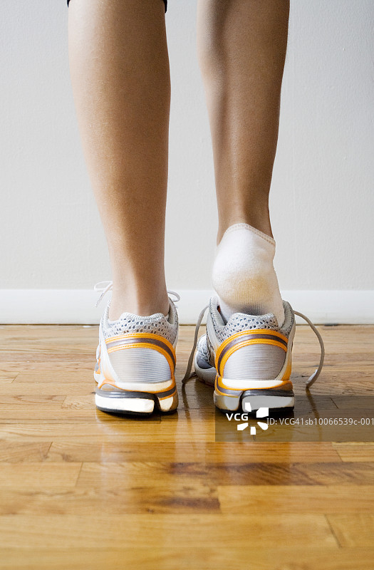 女人穿鞋，低角度拍摄图片素材