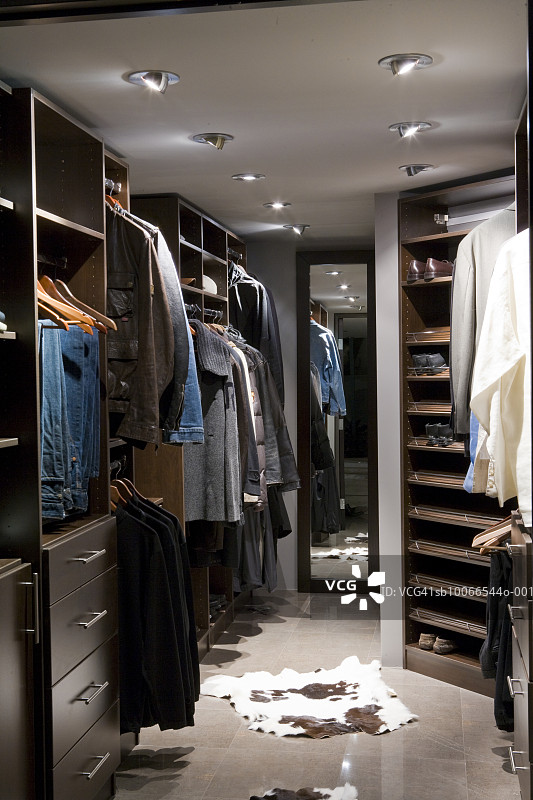 现代住宅中的步入式衣橱图片素材
