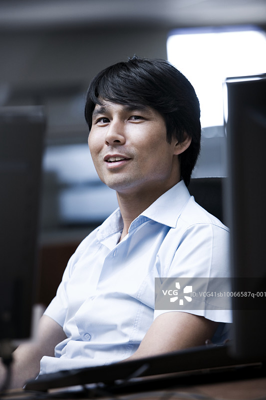 办公室里的微笑男人特写肖像图片素材